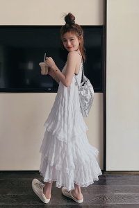法式白色吊带连衣裙女夏季2025新款超仙甜美纯欲风蕾丝蛋糕连衣裙图片