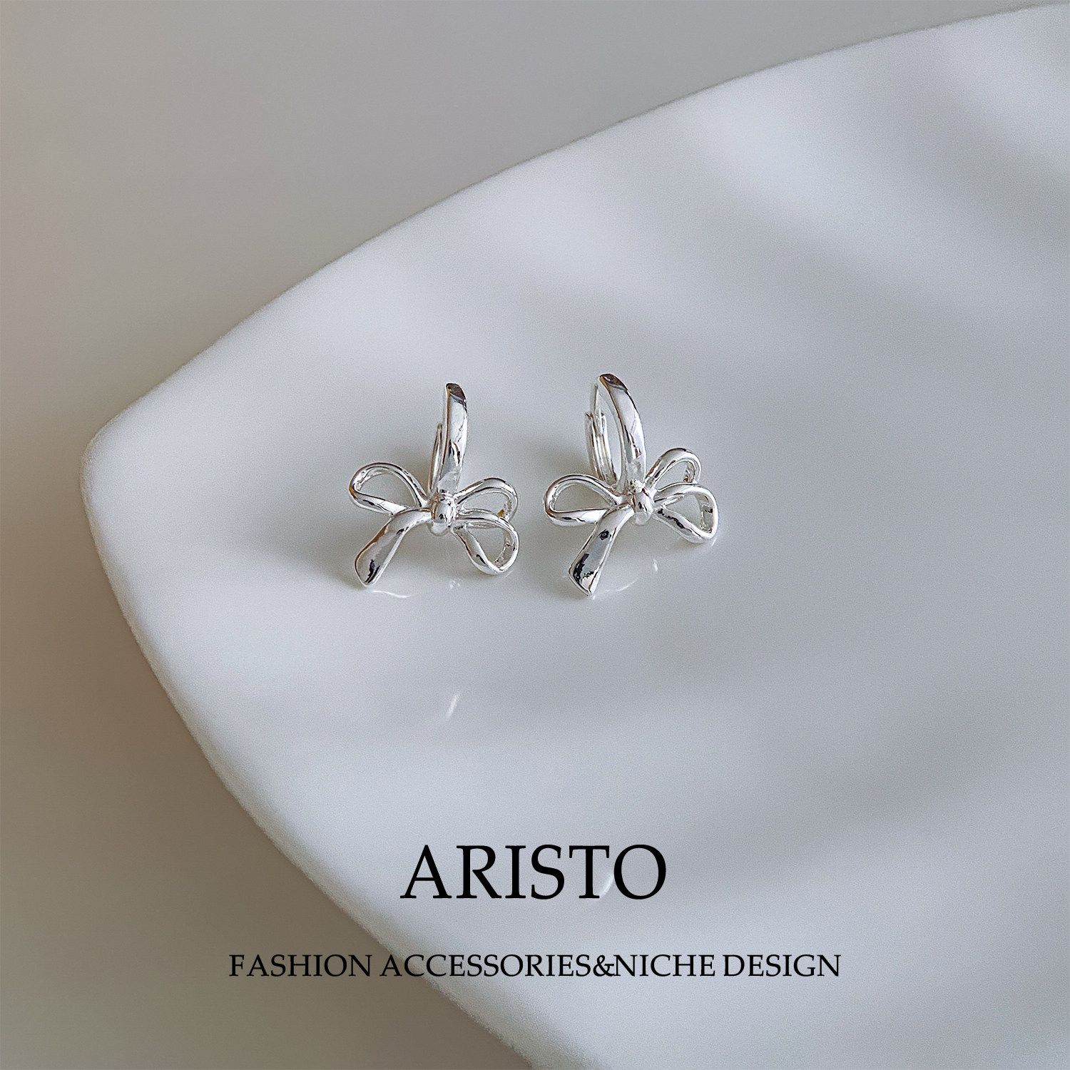 通勤简约镂空蝴蝶结耳扣轻奢质感时尚金属耳圈甜美金色气质耳环女