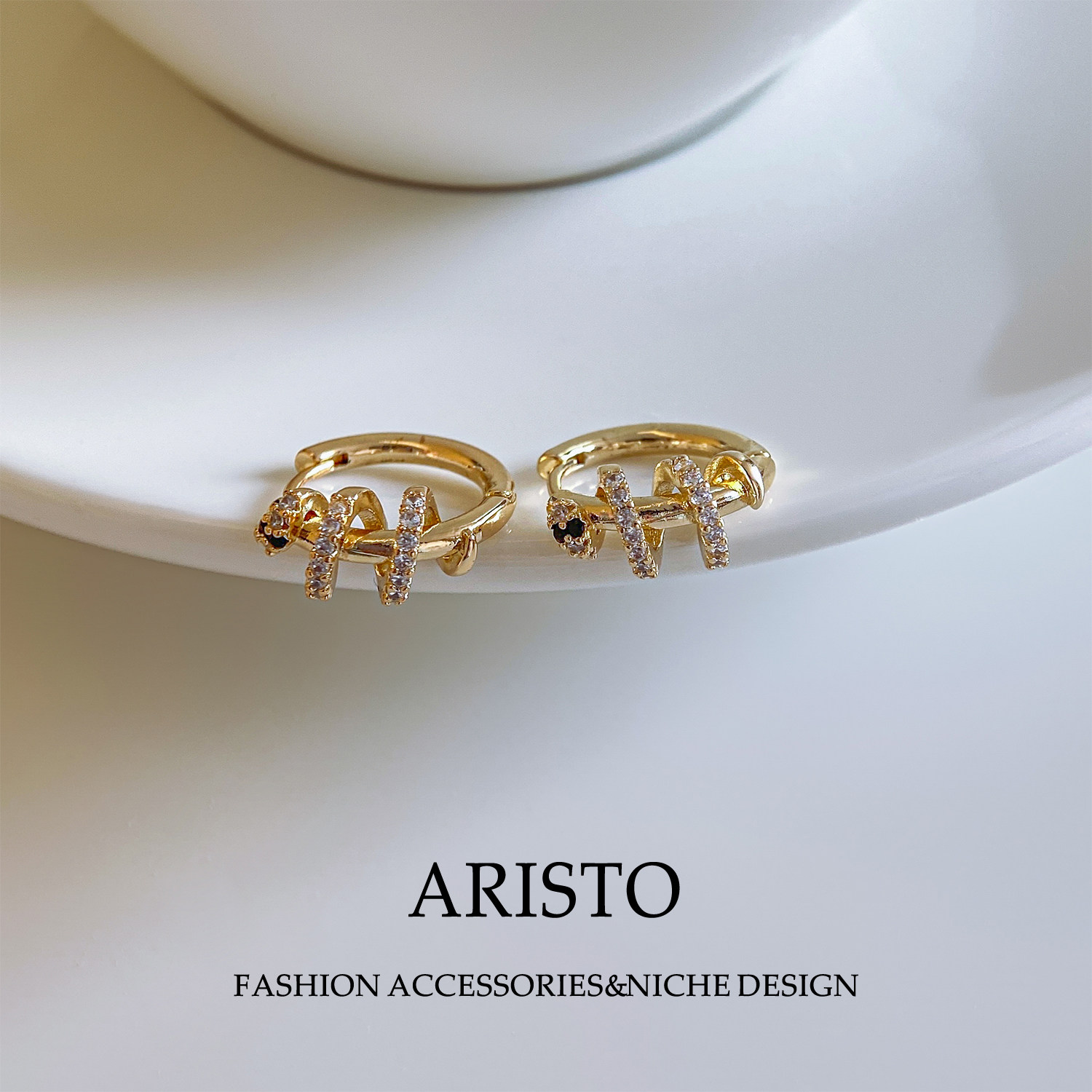 设计感镶钻缠绕金色线条耳扣小众法式轻奢耳环气质通勤简约女耳环,饰品/流行首饰/时尚饰品新,耳环,淘宝优惠券,粉丝福利购,淘宝优惠卷