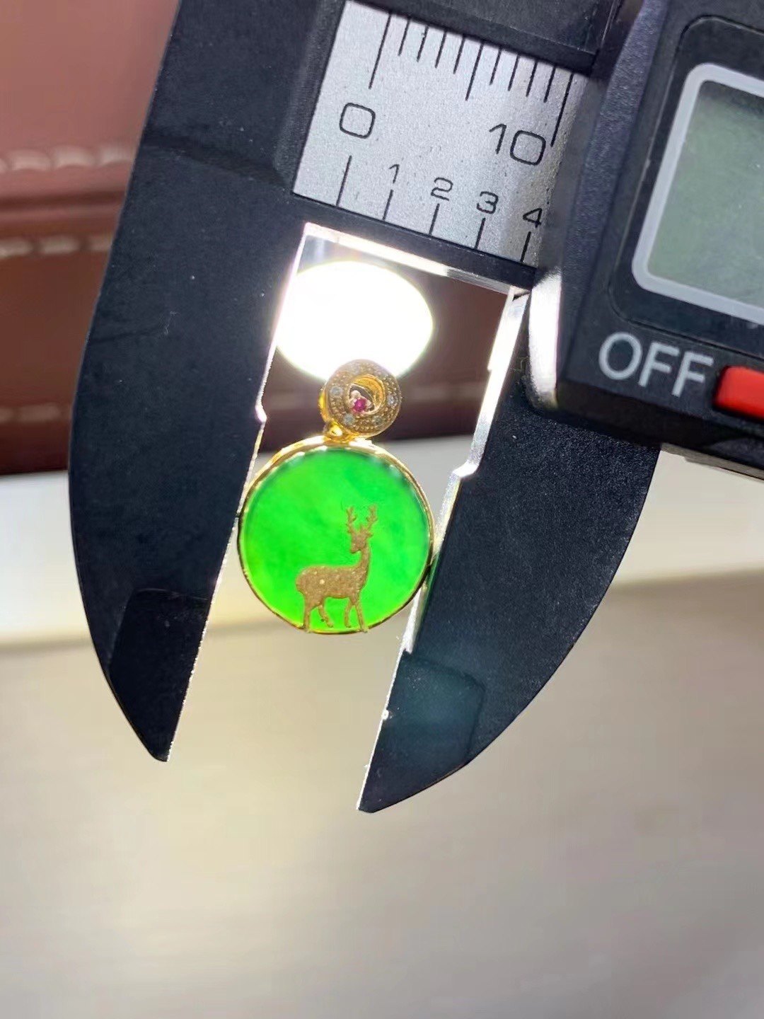 凝墨为翠家天然缅甸翡翠18k金镶嵌冰种墨翠圆牌一鹿有你女士吊坠