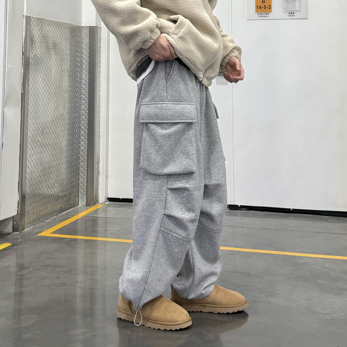 灰色加绒加厚卫裤直筒男生冬季2025新款宽松保暖工装束脚运动长裤