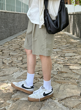 灰绿色褶皱轻薄冰丝清凉休闲短裤男生夏季2025新款透气百搭裤子