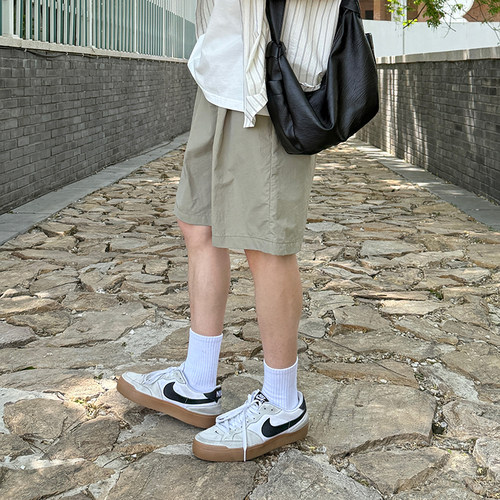 灰绿色褶皱轻薄冰丝清凉休闲短裤男生夏季2025新款透气百搭裤子