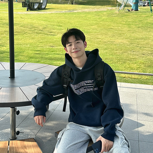 简约韩系字母印花宽松连帽卫衣