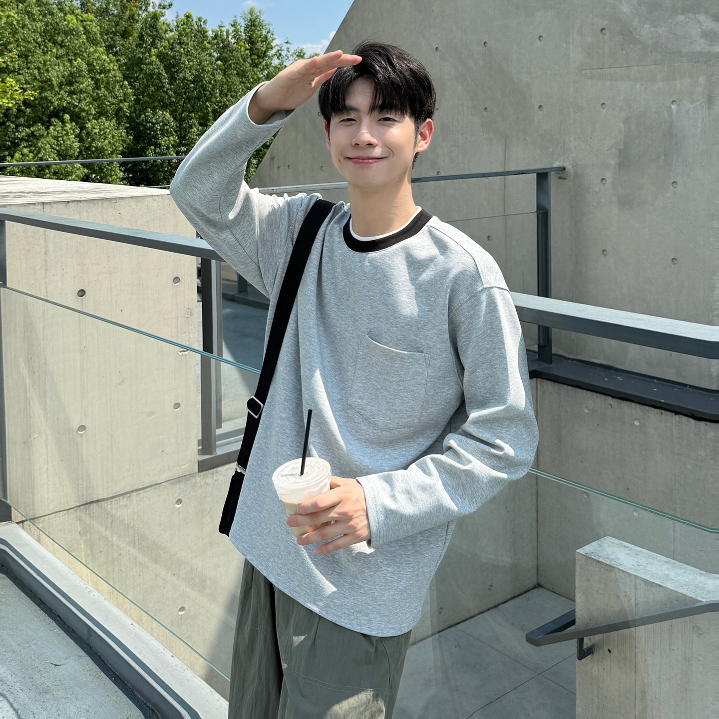 灰色圆领口袋撞色长袖T恤男生2025新款秋季打底衫宽松休闲上衣