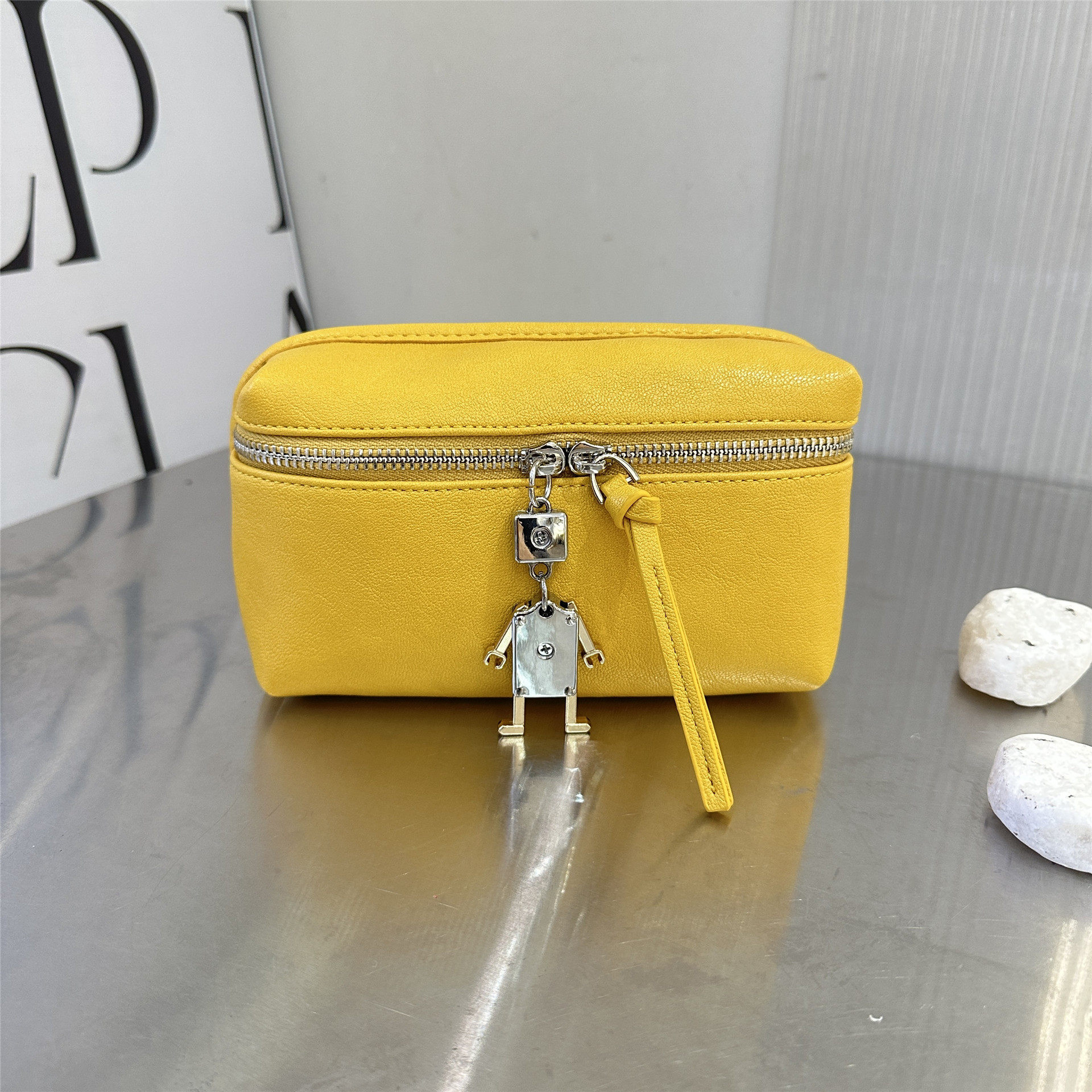 时尚百搭小方包女高级感卡通挂件迷你斜挎包2026时髦糖果色手机包