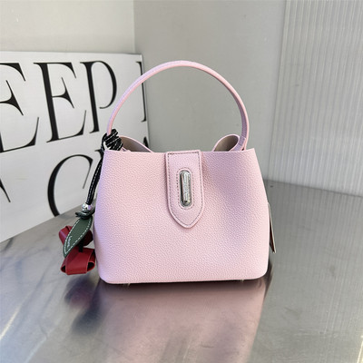 劳拉时黛2026新款荔枝纹水桶包女轻奢百搭手提包高级感时髦轻通勤