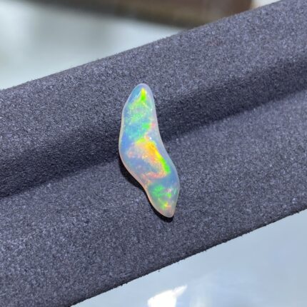 天然彩欧泊随形，火彩非常好，每个角度都有彩，尺寸：17x6.4mm