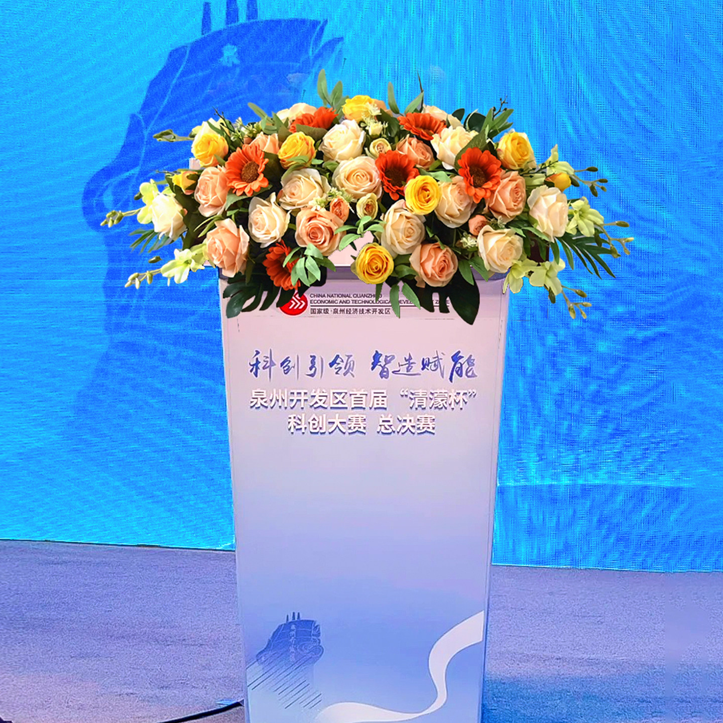 高端讲台花仿真花悬挂式商务会议桌花主席台发言讲话台装饰假花
