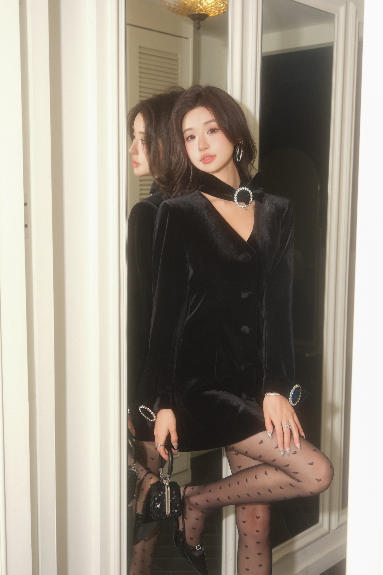 黑色钻扣丝绒连衣裙修身显瘦