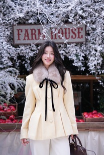 时尚 GUO JINGYI25秋冬鹅黄色打褶收腰狐狸毛领羊毛大衣外套直筒裤