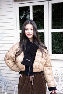 百搭休闲棉服女 25秋冬正反两穿灯芯绒围巾羽绒服时尚 GUO JINGYI