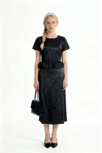 百搭潮流 垂坠感半裙时尚 XANDRA 26春夏黑色星星暗纹花瓣下摆短袖