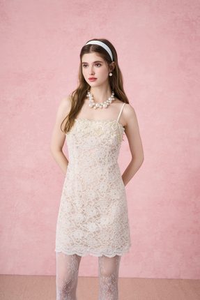 DIANA VEVINA25秋冬米色蕾丝吊带连衣裙时尚优雅气质女裙修身显瘦