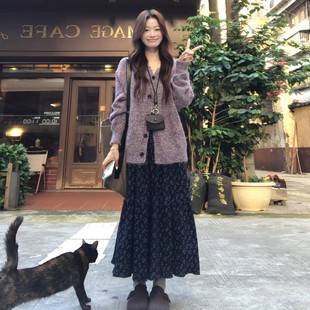 巨好看的紫色针织开衫毛衣外套搭碎花半身连衣裙女2026新款一整套