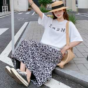 夏季穿搭白色休闲t恤上衣套装女2025新款显瘦碎花半身裙两件套韩图片