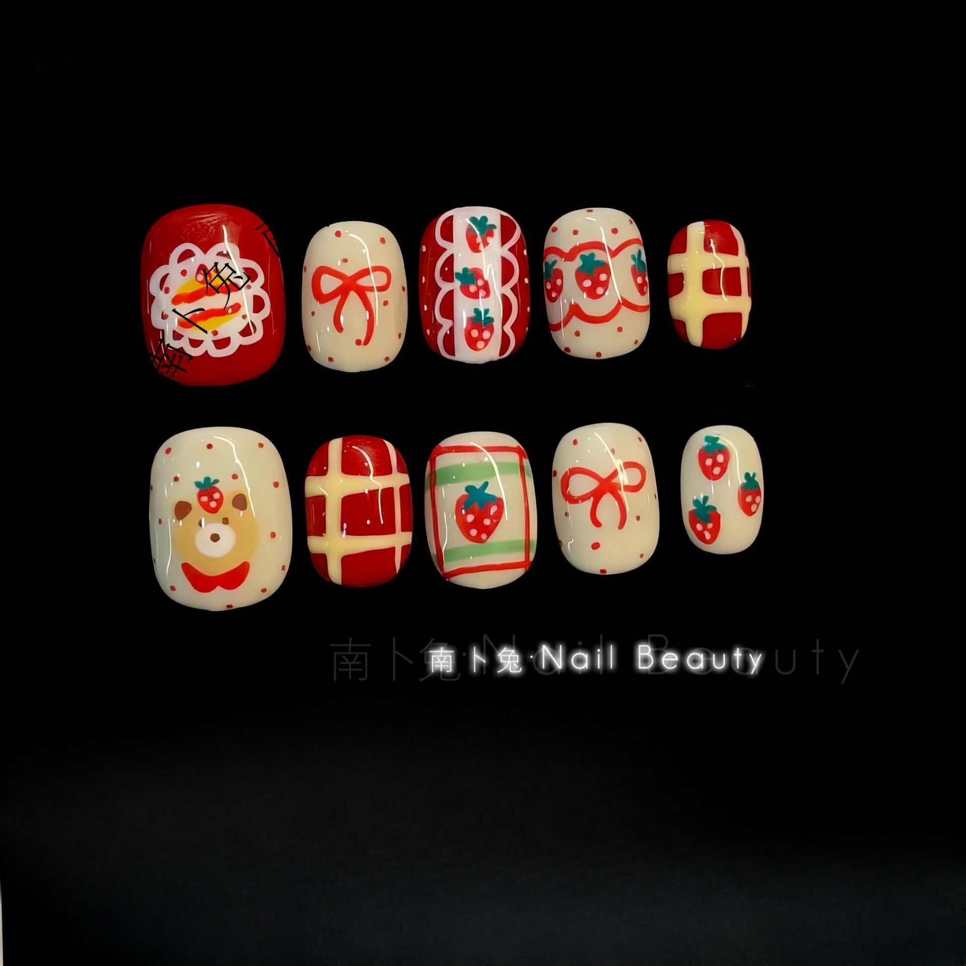 纯手工穿戴甲短款可爱卡通手绘草莓小熊美甲显白圣诞新年红色系,彩妆/香水/美妆工具,穿戴甲/甲片,淘宝优惠券,粉丝福利购,淘宝优惠卷