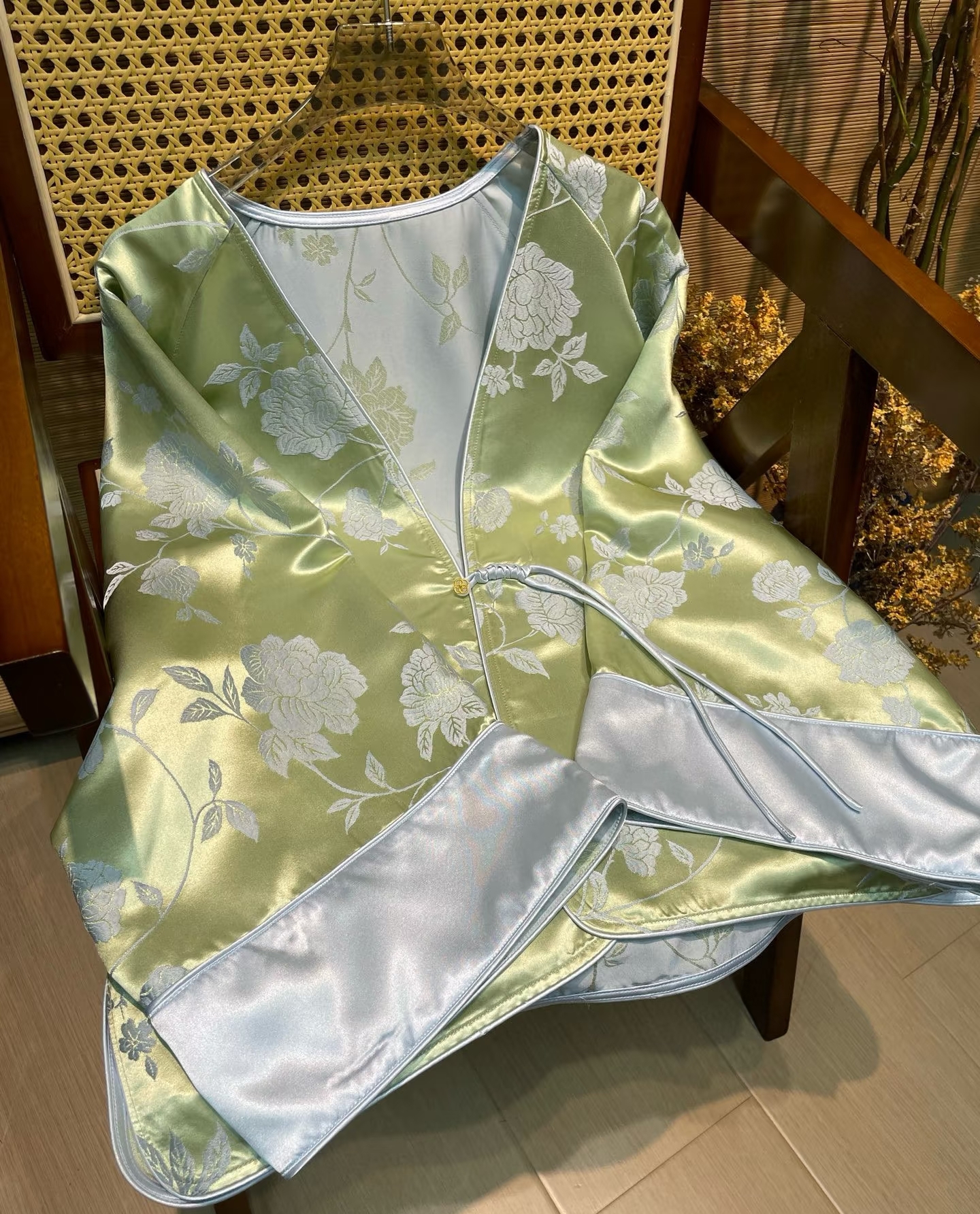 新中式贵气真丝老缎提花V领薄款宽松短外套珠光泽感丝滑舒适春秋