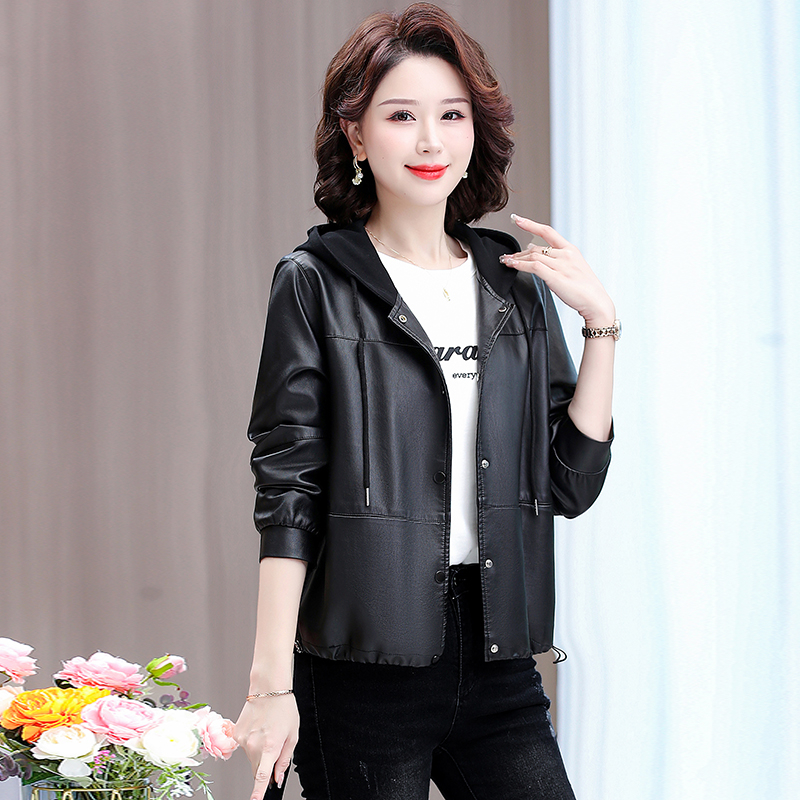 m18秋季连帽衫皮衣短款中年妈妈装带帽子中老年女秋冬装a07皮外套