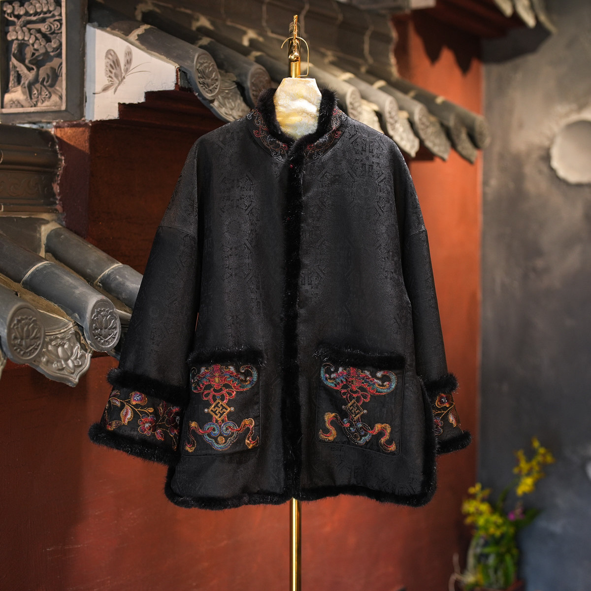 蓝大羊驼绒国风大码刺绣黑色外套