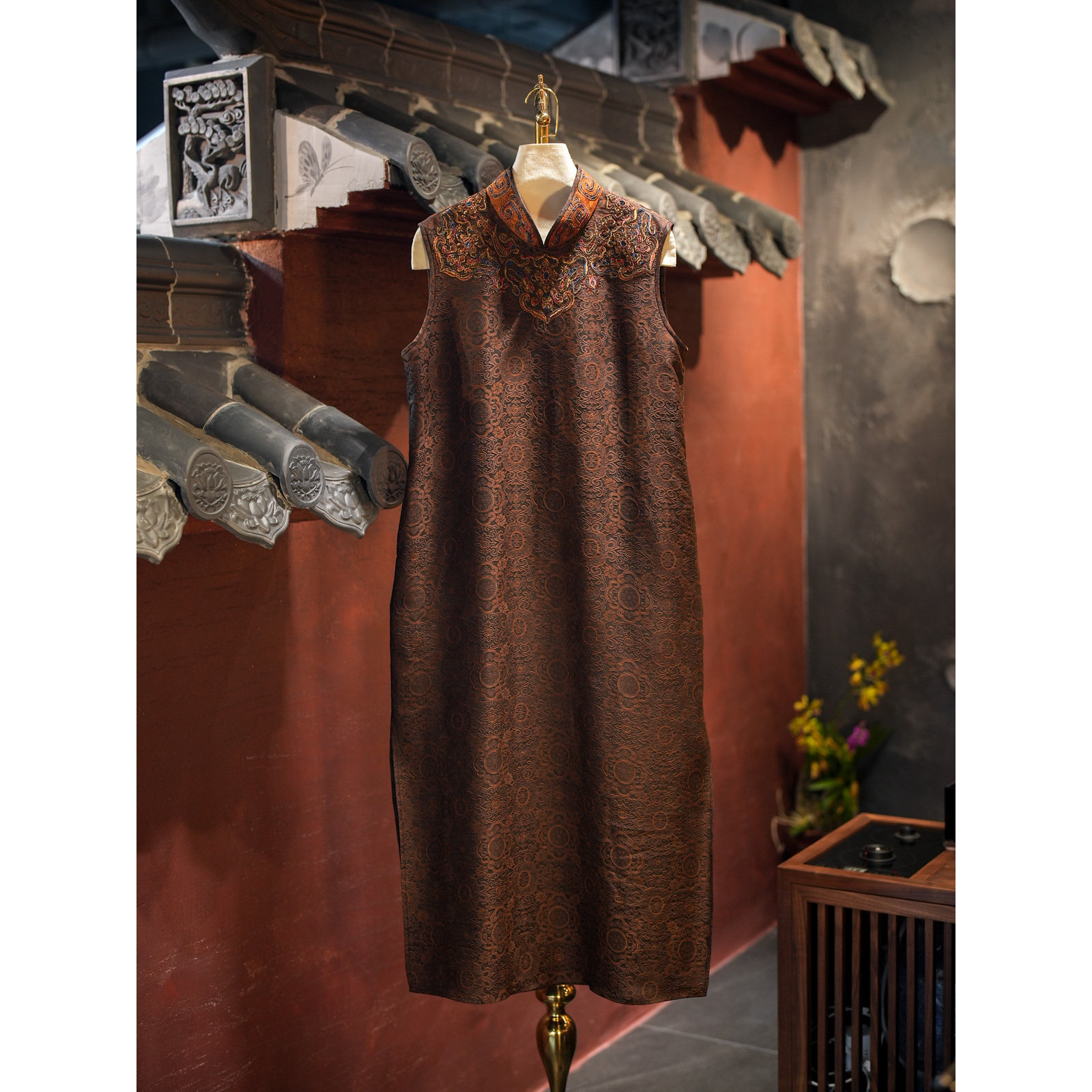 国风真丝立领无袖长款刺绣连衣裙