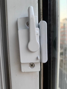 锁扣白色推拉窗户铝合金搭扣门锁平面勾锁移门老式月牙锁塑钢门窗