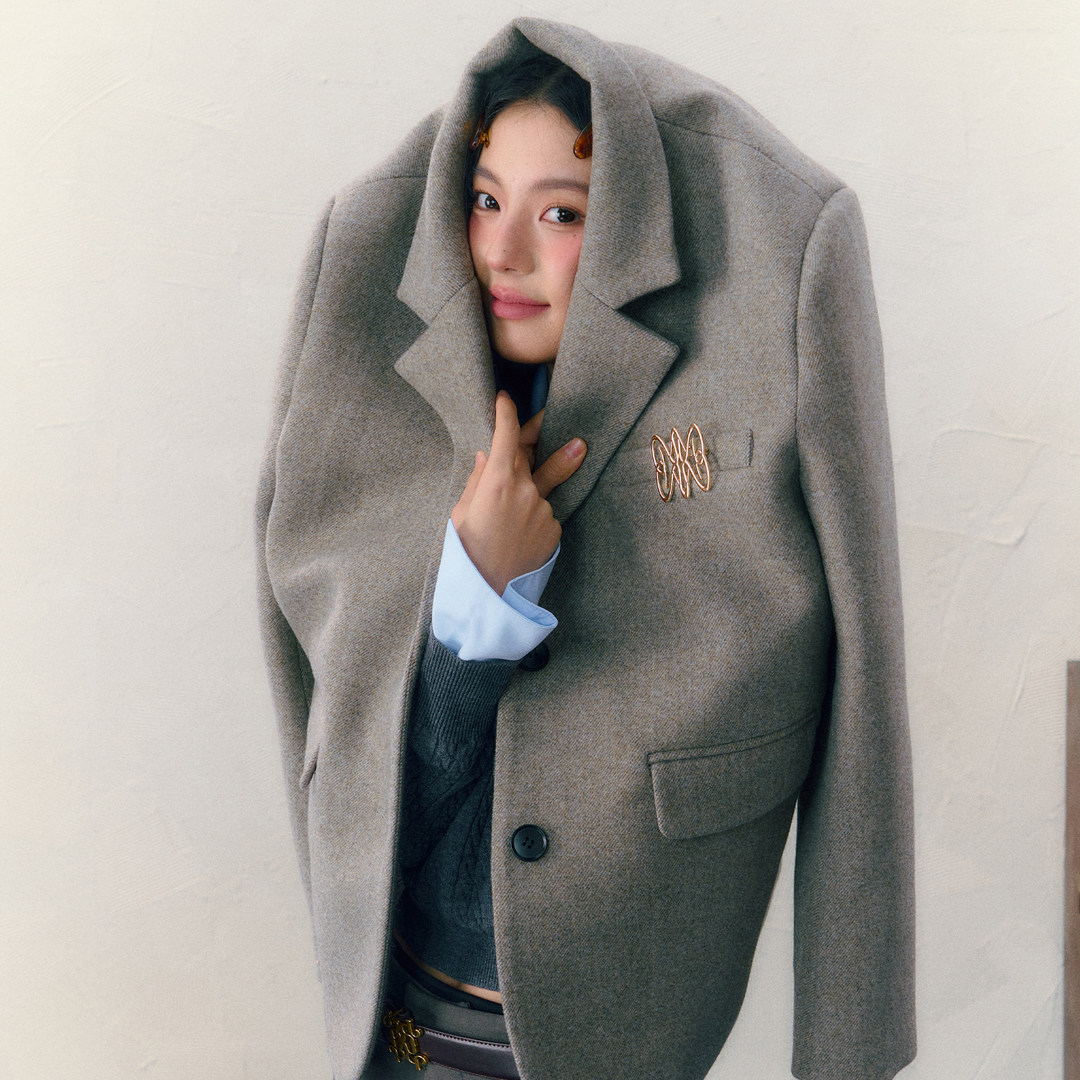 Oversized gray blazer jacket worn by a model