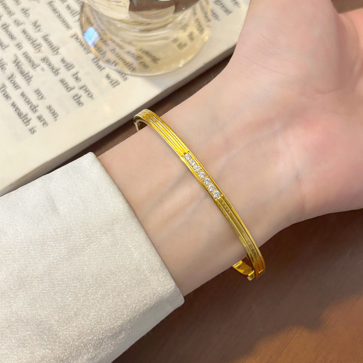 跨境欧美简约钛钢手镯女不掉色轻奢小众设计镶钻条纹百搭气质手环,饰品/流行首饰/时尚饰品新,手镯,淘宝优惠券,粉丝福利购,淘宝优惠卷