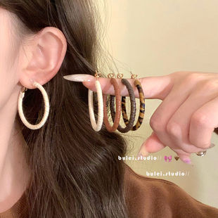 韩系秋冬豹纹咖色ins风素圈耳环女高级感大耳圈耳饰无耳洞耳夹