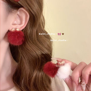 新年过年红色可爱毛绒球耳环女冬季设计感毛球耳饰温柔气质耳夹
