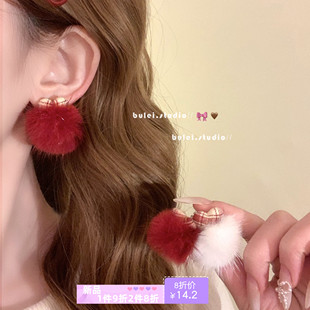新年过年红色可爱毛绒球耳环女冬季设计感毛球耳饰温柔气质耳夹