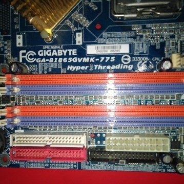 技嘉GA-8I865GVMK-775主板4条DDR内存槽好用