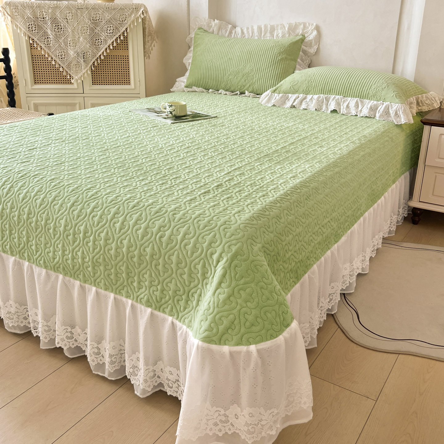 品牌官方旗舰店牛奶绒床盖带裙边2026年新款四件套毛毯炕单不移位