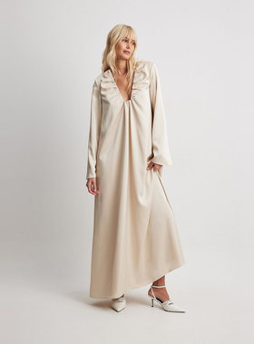 美国小众ins仿真丝缎面光泽千金老钱风褶皱喇叭长袖垫肩连衣裙米