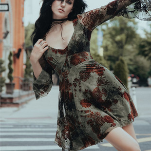 英国小众哥特亚文化ins暗黑辣妹复古网纱植绒喇叭袖 收腰连衣裙绿