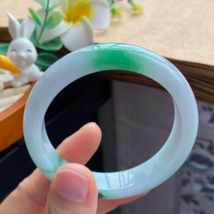 色泽明艳动人 7.8翠绿飘花镯 12.5 3.24批905号54.7