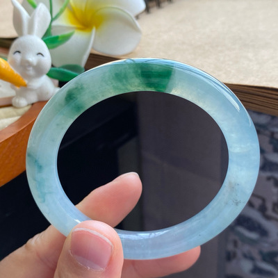 4.12批2975号，53.2-8.9-8.8！圆条！深翠色飘花镯！