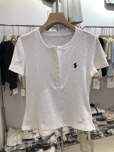 岳岳显瘦多粒纽扣开领T恤女修身短袖正肩小版上衣大弹力打底衫