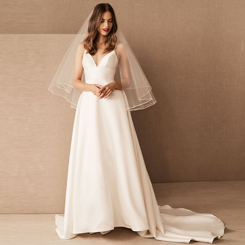 缎面婚纱2025新款新娘户外草坪婚礼轻便修身简约V领吊带法式主纱