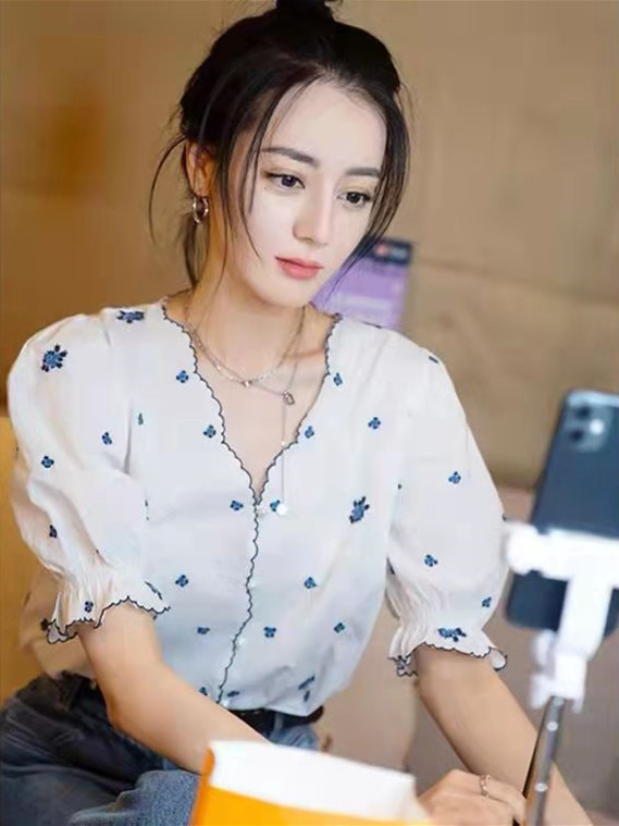 迪丽热巴明星同款白色刺绣衬衫女法式泡泡袖上衣碎花衬衣潮ins
