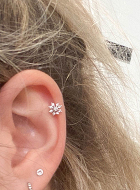 耳骨钉钛钢运动感配饰小花耳饰多耳洞玫瑰金耳钉高级感耳环