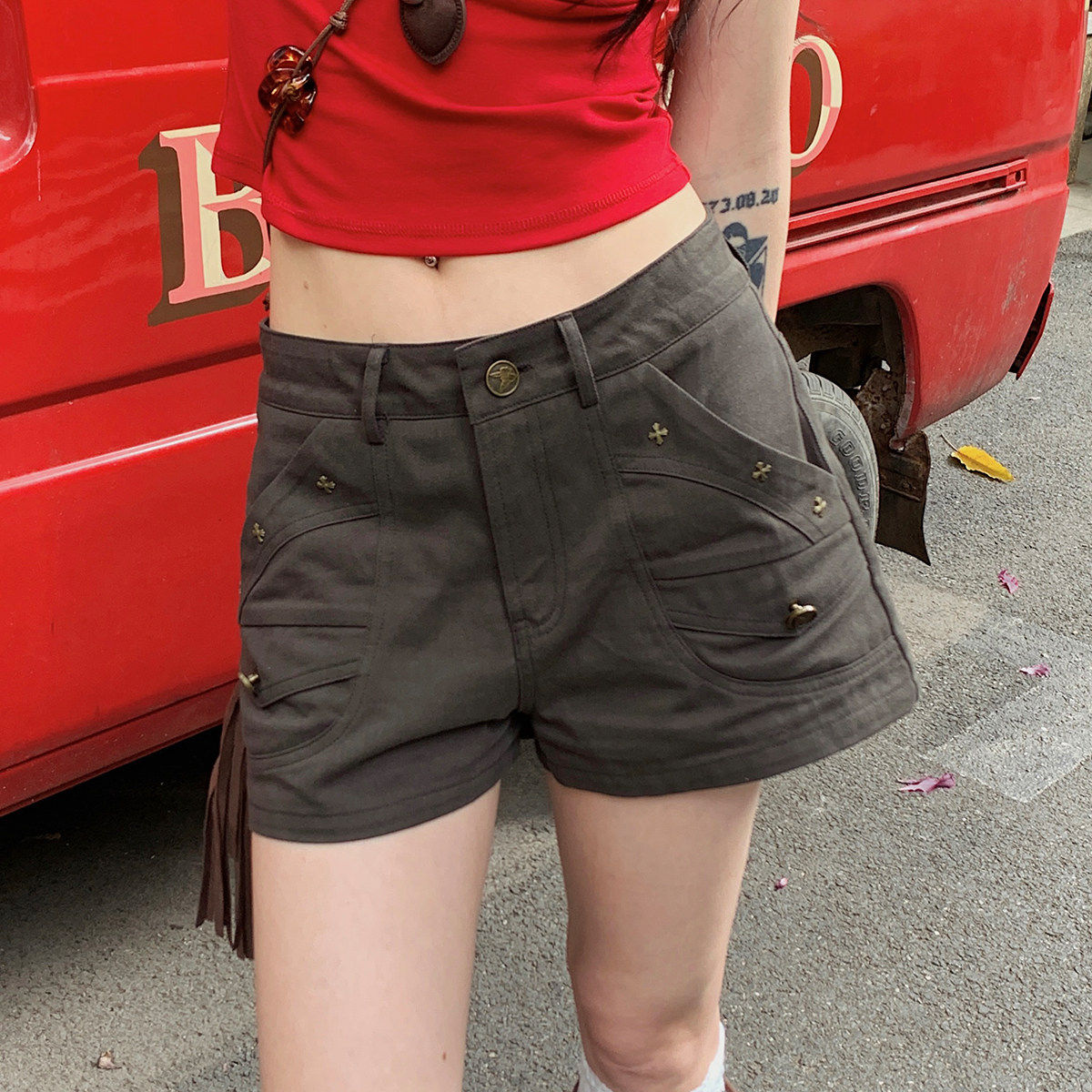 吵吵家 灰绿色钮扣短裤女外穿夏季美式辣妹风牛仔热裤显瘦自然腰