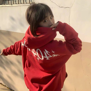 超好看红色卫衣女款2026新款高级感字母印花宽松型加绒保暖连帽衫