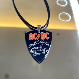 ACDC乐队签名周边项链吉他拨片配饰专辑唱片欧美摇滚金属胸针徽章