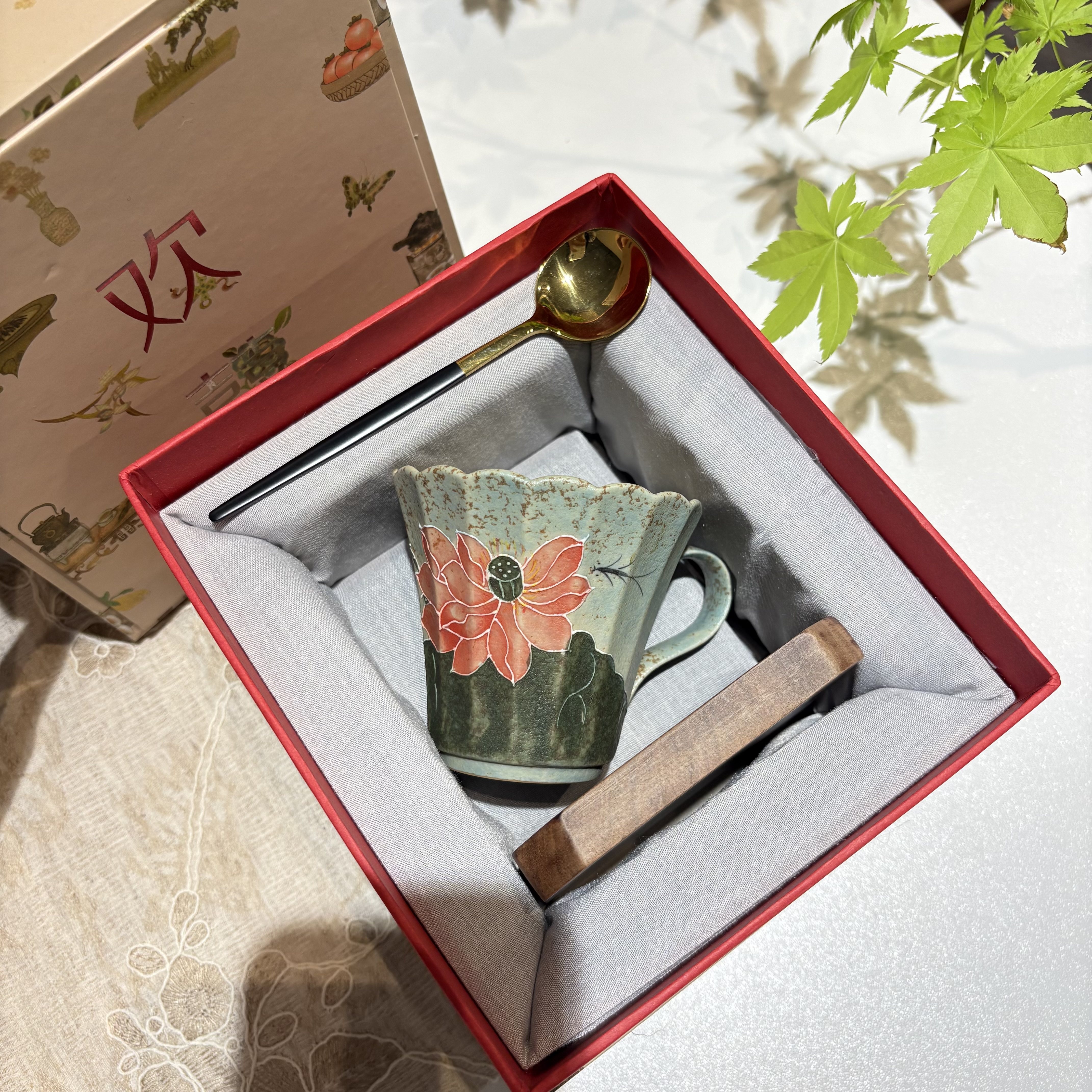 手绘火石红莲花釉下彩陶瓷咖啡杯带勺花边马克杯小众文艺复古水杯