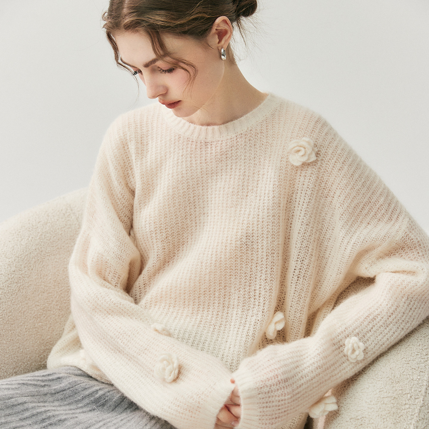 康宝莱纱线~75%山羊绒25%桑蚕丝毛衣女圆领落肩宽松立体花针织衫