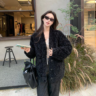 2026冬季 皮毛一体羊羔毛外套女V领显瘦黑色皮草毛毛外套大衣 新款
