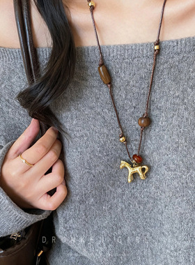 金色马吊坠项链女轻奢高级感气质简约本命毛衣链配饰挂件串珠锁骨