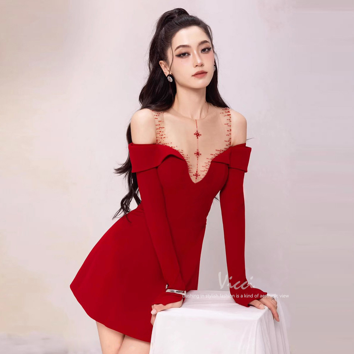 红色连衣裙女2026新款高级感小众露肩生日宴会礼服裙圣诞跨年战袍