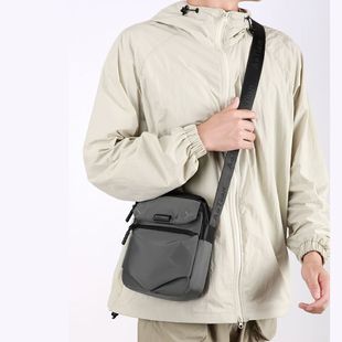 2025高颜值好看小方形男式外出手提单肩斜挎IPADMINI手机证件背包